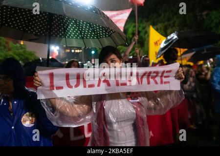 A demonstrator carries a sign that reads 'Free Lula' during protest against the current Brazilian President Jair Messias Bolsonaro and a tribute to human rights activist and councilwoman Marielle Franco on the 600th day of her murder in Paulista Avenue, São Paulo, Brazil November 5, 2019. (Footage by Felipe Beltrame/NurPhoto) Stock Photo