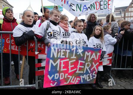 Dutch primary school teachers and students attend a general strike at the Dam square on November 6, 2019 in Amsterdam,Netherlands. The majority of primary schools, secondary and special schools are closed on today as teachers nationwide go on strike in support of more pay and better working conditions. Teachers are calling for a structural increase in funding to reduce the pressure on teaching staff and increase salaries, as schools report record shortages of teachers. (Photo by Paulo Amorim/NurPhoto) Stock Photo