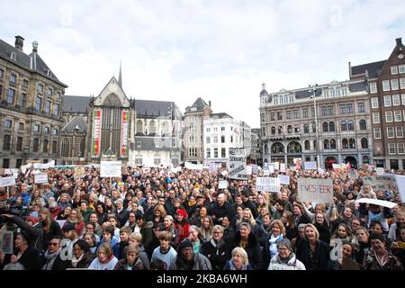 Dutch primary school teachers and students attend a general strike at the Dam square on November 6, 2019 in Amsterdam,Netherlands. The majority of primary schools, secondary and special schools are closed on today as teachers nationwide go on strike in support of more pay and better working conditions. Teachers are calling for a structural increase in funding to reduce the pressure on teaching staff and increase salaries, as schools report record shortages of teachers. (Photo by Paulo Amorim/NurPhoto) Stock Photo