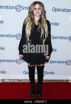 BEVERLY HILLS, LOS ANGELES, CALIFORNIA, USA - NOVEMBER 06: Singer Avril Lavigne arrives at Operation Smile's Hollywood Fight Night 2019 held at The Beverly Hilton Hotel on November 6, 2019 in Beverly Hills, Los Angeles, California, United States. (Photo by Xavier Collin/Image Press Agency/NurPhoto) Stock Photo