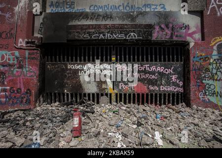 Santiago, Chile. 10 November 2019. Entrance of the Baquedano metro station. After more than 20 days of demonstrations the city has been undergoing major transformations. graffiti, phrases written on the walls, posters attached, slogans, banks, subway stations and commercial premises destroyed, corners transformed into places where volunteers attend to the injured in Santiago, Chile. (Photo by Fernando Lavoz/NurPhoto) Stock Photo