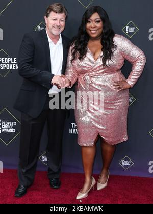 SANTA MONICA, LOS ANGELES, CALIFORNIA, USA - NOVEMBER 10: James Welsh and Loni Love arrive at the 2019 E! People's Choice Awards held at Barker Hangar on November 10, 2019 in Santa Monica, Los Angeles, California, United States. (Photo by Xavier Collin/Image Press Agency/NurPhoto) Stock Photo