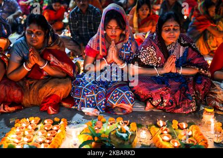 Hindu devotees sit together on the floor of a temple to observe Rakher Upabash in Dhaka Bangladesh on November 12, 2019. (Photo by Kazi Salahuddin Razu/NurPhoto) Stock Photo