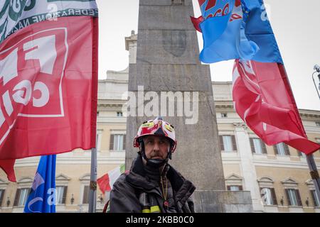Firefighters protest in front of the Italian Chamber of Deputies to demand better pay and better pensions, one week after the death of three colleagues in an explosion in northern Italy. Rome, 15th of November 2019 (Photo by Jacopo Landi/NurPhoto) Stock Photo