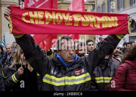 Firefighters protest in front of the Italian Chamber of Deputies to demand better pay and better pensions, one week after the death of three colleagues in an explosion in northern Italy. Rome, 15th of November 2019 (Photo by Jacopo Landi/NurPhoto) Stock Photo