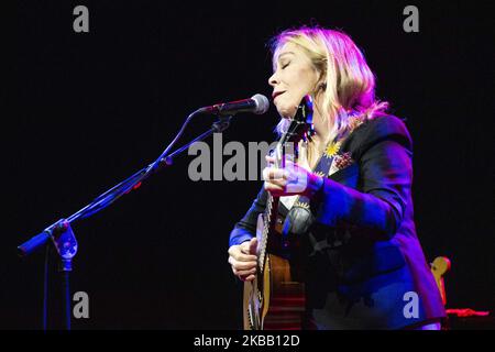 The american singer and songwriter Rickie Lee Jones performs live at Fabrique on november 15, 2019 in Milan, Italy. (Photo by Roberto Finizio/NurPhoto) Stock Photo