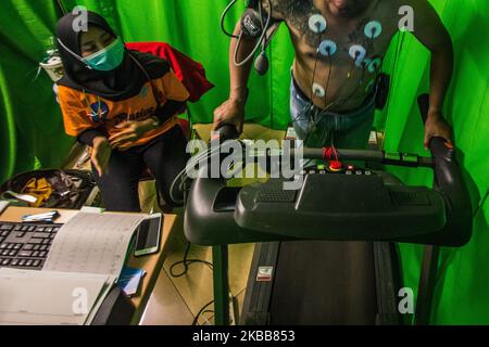 A man undergoing an Exercise Stress Test walking and running on a treadmill while hooked up to equipment that monitors his heart rate, breathing, blood pressure, electrical activity and his level of tiredness during My Sweetheart, a Free Hearts Checks event at Mal Ciputra in Semarang, Central Java, Indonesia on November 19, 2019. The event that was initiated by Mal Ciputra and Telogorejo Hospital was attended by at least 100 men. (Photo by WF Sihardian/NurPhoto) Stock Photo