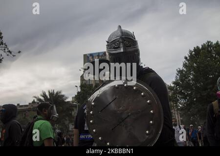 A protester wears medieval attire to confront the cops in Santiago de Chile on November 21, 2019. (Photo by Claudio Abarca Sandoval/NurPhoto) Stock Photo