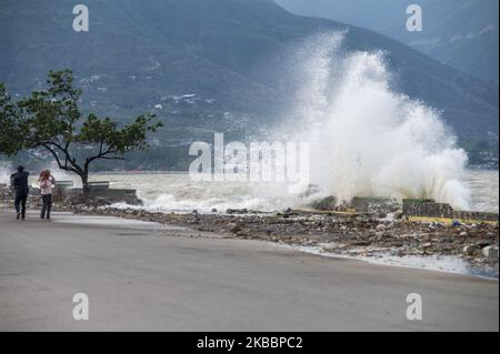 Residents are trying to avoid the high tidal wave at Kampung Lere Beach, Palu Bay, Central Sulawesi, Indonesia, on November 27, 2019. The high tide caused residents' houses in the area to be flooded. The condition was exacerbated by land subsidence as high as 1.5 meters due to the earthquake on 28 September 2018 then. (Photo by Basri Marzuki/NurPhoto) Stock Photo
