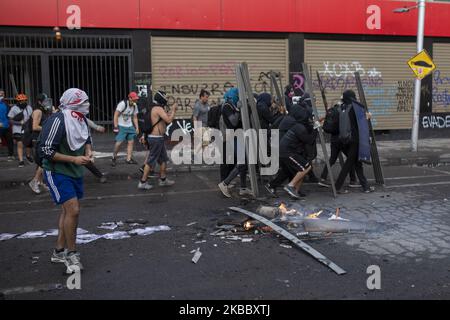 Anti-government protesters clash with police in Santiago, Chile, November 01,2019. (Photo by Jeremias Gonzalez/NurPhoto) Stock Photo