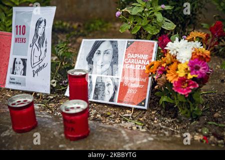 Flowers and light candles are put in memory of murdered journalist Daphne Caruana Galizia at a makeshift memorial outside the law courts in Valletta, Malta on November 25, 2019. (Photo by Emmanuele Contini/NurPhoto) Stock Photo