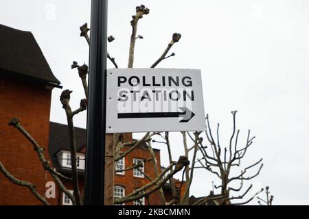 A Polling Station sign is seen on the street of London, United Kingdom on 10 December, 2019.. UK General Election will be held on 11 December, 2019. (Photo by Beata Zawrzel/NurPhoto) Stock Photo