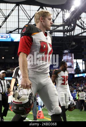 Tampa Bay Buccaneers long snapper Evan Deckers (86) warms up before an ...