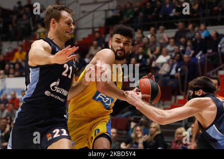 Elijah Bryant (C) of Maccabi FOX Tel Aviv in action against Tim Abromaitis (L) and Evgeny Voronov of Zenit St Petersburg during the EuroLeague Basketball match between Zenit St Petersburg and Maccabi FOX Tel Aviv on December 17, 2019 at Sibur Arena in Saint Petersburg, Russia. (Photo by Mike Kireev/NurPhoto) Stock Photo