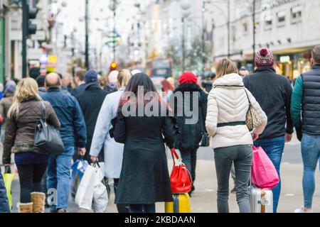 Shoppers are heading to Oxford Circus for the last purchases before Christmas in London , 20 December 2019. (Photo by Giannis Alexopoulos/NurPhoto) Stock Photo