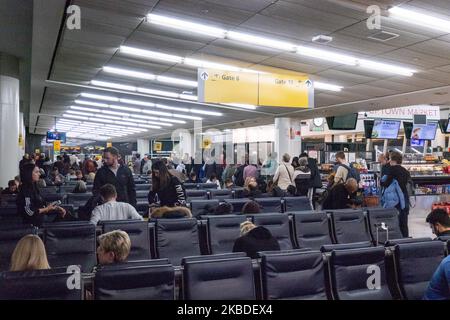 Inside the gate hall area of Terminal 1, waiting rooms, gates, seats, toilets, shops, duty-free, lounges with glass windows, chairs and airplanes at JFK / KJFK John F. Kennedy International Airport in New York City, USA. JFK is one of the biggest airports in the world with 4 runways and 8 terminals, the busiest international air passenger gateway in US. NY, United States of America (Photo by Nicolas Economou/NurPhoto) Stock Photo