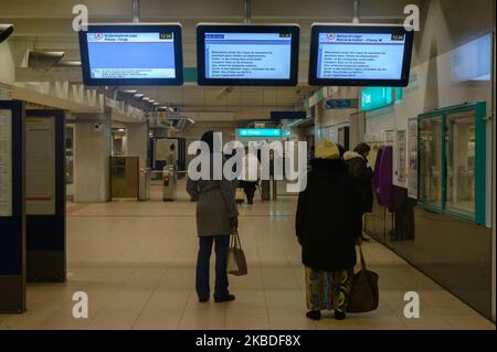 Travelers waiting on the platform of line 14, 'Gare de Lyon' station, on December 25, 2019 in Paris, France. RATP agents continued their strike that began on December 5 against the government's pension reform project. As a result, only the 2 automatic lines of the Paris metro were operating and 14 others were out of service. (Photo by Estelle Ruiz/NurPhoto) Stock Photo