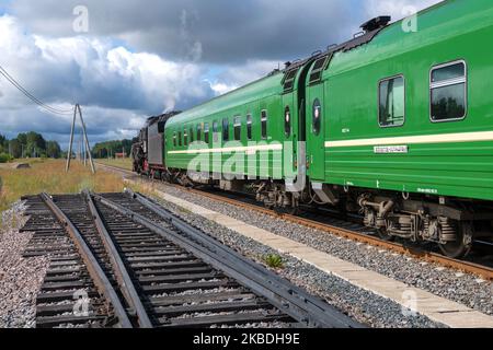 KUZHENKINO, RUSSIA - JULY 16, 2022: Retro train 'Seliger' (Bologoe-Ostashkov) with a steam locomotive on the Kuzhenkino railway station Stock Photo