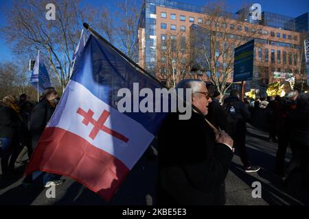 Cross of Lorraine and French flag on the beach at Berniéres-sur-Mer,  Normandie (Normandy), France Stock Photo - Alamy