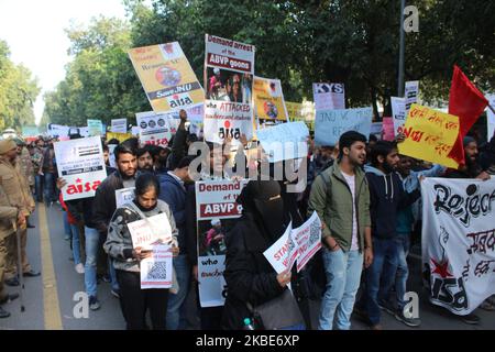 Hundreds of people, including students and teachers, protesting against Sunday's mob violence on JNU campus, marched from Mandi House to HRD Ministry, demanding the removal of their vice-chancellor on January 9, 2020 in New Delhi, India. After Jawaharlal Nehru University Students' Union (JNUSU) president Aishe Ghosh gave a call to protesters to head towards the Rashtrapati Bhawan, a scuffle broke out with the Delhi Police as they stopped the march near Shastri Bhawan. The police then lathi charged and detained students. (Photo by Mayank Makhija/NurPhoto) Stock Photo