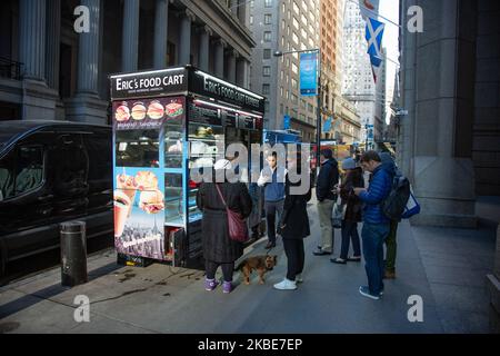 Famous iconic New York City fast food truck selling Hot Dog, Halal, Kebab, Gyros, Pretzel and Bagels street food vendor cart in Manhattan. NYC, USA on November 13, 2019. (Photo by Nicolas Economou/NurPhoto) Stock Photo