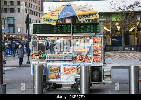 Famous iconic New York City fast food truck selling Hot Dog, Halal, Kebab, Gyros, Pretzel and Bagels street food vendor cart in Manhattan. NYC, USA on November 13, 2019. (Photo by Nicolas Economou/NurPhoto) Stock Photo
