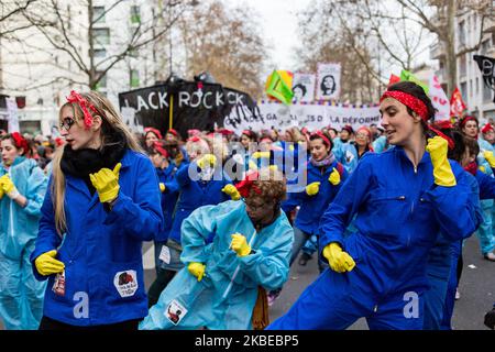 Feminist collective Sheeky and ATTAC activists during demonstration against Pension reform project. The inter-union organization made up of CGT, FO, Solidaires unions, SUD, FSU and student organizations, called for a new day of action against the pension reform and 38th day of strike. Paris, France, 11 janvier 2020. Le collectif féministe Sheeky et les militants d'ATTAC lors de la manifestation contre le projet de réforme des retraites. L'organisation intersyndicale composee de la CGT, FO, des syndicats Solidaires, SUD, FSU et des organisations etudiantes, a appelé à une nouvelle journée d'act Stock Photo