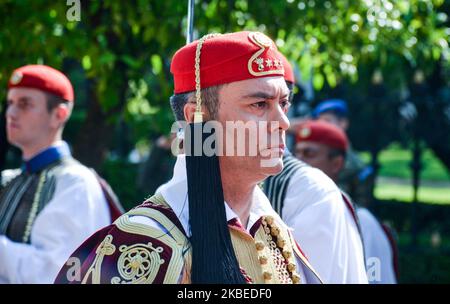 A member of Greek presidential Guard is seen outside the Maximos Mansion in Central Athens (Photo by Giannis Alexopoulos/NurPhoto) Stock Photo