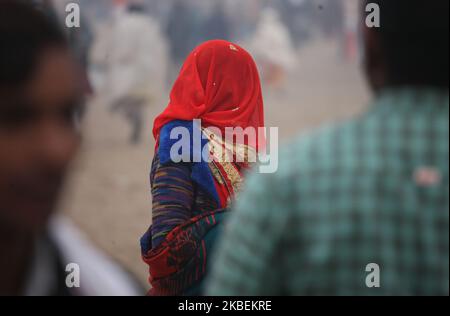 A woman returns after taking a holy dip at sangam, confluence of Ganges, Yamuna and mythological Saraswati river on the auspicious day of Makar sankranti festival , during Magh mela , in Allahabad on January 15 ,2020. (Photo by Ritesh Shukla/NurPhoto) Stock Photo