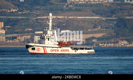 The ship of ONG Proactiva, Open Arms with 118 migrants on board makes its way to the port of Messina (Sicily), Italy on January 15, 2020. (Photo by Gabriele Maricchiolo/NurPhoto) Stock Photo