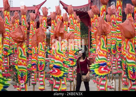 Residents of Chinese descent perform prayers approaching the eve of the celebration of the rising god in Batam, kepualaun Riau, indonesia on 16 January 2020. Temple houses or temples start preening to welcome the coming of the Year of the Metal Mouse The temple shown decorated is the Pek Kong Tua Temple. A number of red ornaments and red lanterns adorn every corner of the oldest pagoda in Batam located in the Windsor area Pek Kong Temple has been established since 1986, and is in the same area as the Buddhist Temple of Bhakti. This temple has become a religious icon for Buddhists in Batam City Stock Photo