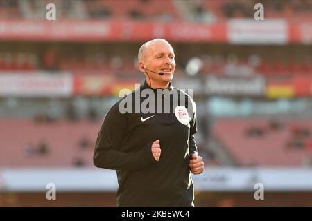 Referee Mike Dean during the Premier League match between Arsenal FC and Sheffield United at Emirates Stadium on January 18, 2020 in London, United Kingdom. (Photo by MI News/NurPhoto) Stock Photo