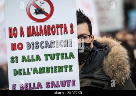 Citizens and committees of Valle Galeria gather on 21 January 2029 in Piazza del Campidoglio, Rome, Italy to say No to the project of the new landfill in Monte Carnevale. Hundreds of people are in Piazza del Campidoglio and display signs against 'Malagrotta 2', recalling the right to health for the citizens of Valle Galeria, primarily children, or other banners in which they invite the majority M5s to ''be ashamed'' for the choice made on December 31, 2019. (Photo by Andrea Ronchini/NurPhoto) Stock Photo