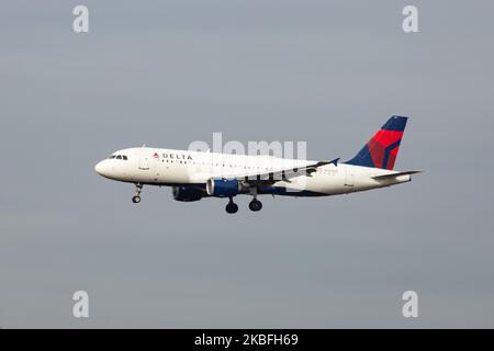 Delta Air Lines Airbus A320 commercial aircraft as seen on final approach landing at New York JFK John F Kennedy International Airport, US, on 23 January 2020. The Airbus A320-211 jet airplane has the registration N323US, 2x CFMI CFM56 engines. Delta Airlines DL DAL is the second largest airline in the world and member of SkyTeam aviation alliance. (Photo by Nicolas Economou/NurPhoto) Stock Photo