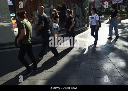 Chinese tourists wear protective masks at Ratchaprasong in Bangkok, Thailand, 28 January 2020. Thai health officials are stepping up monitoring and inspection for the new SARS-like coronavirus after the Public Health Ministry confirmed fourteen cases in the country. The virus has so far killed at least 106 people and infected around 4,599 others, mostly in China. (Photo by Anusak Laowilas/NurPhoto) Stock Photo