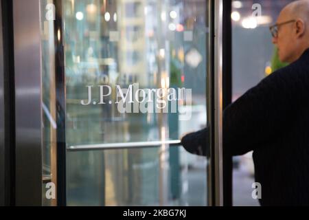 The J.P. Morgan logo sign on the entrance of a glass office building in Midtown Manhattan, New York, USA on 23 January 2020. JPMorgan Chase & Co. is an American multinational investment bank and financial services holding company has the headquarters in New York City. NY, USA (Photo by Nicolas Economou/NurPhoto) Stock Photo