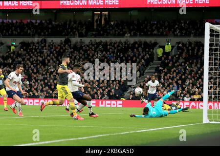 Tottenham’s goalkeeper Hugo Lloris save against Shane Long of Southampton during the FA Cup match between Tottenham Hotspur and Southampton at the Tottenham Hotspur Stadium, London on Wednesday 5th February 2020. (Photo by Leila Coker/MI News/NurPhoto) Stock Photo