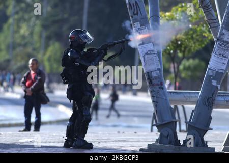 An agent of the anti-riot mobile squad, esmad in the riots at the National University in protest of the tax reform and the murdered social leaders in Bogota, Colombia, on February 06, 2020. (Photo by Daniel Garzon Herazo/NurPhoto) Stock Photo