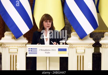 Non Exclusive: KYIV, UKRAINE - NOVEMBER 03, 2022 - President of Ukraine Volodymyr Zelenskyy and President of Greece Katerina Sakellaropoulou are pictu Stock Photo