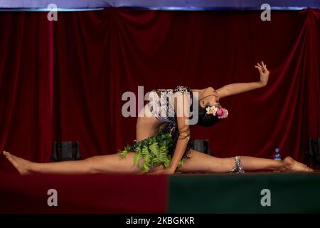 Female bodybuilding athlete competes in the Myanmar National Championship Bodybuilding and Physique Sports Competition in Yangon on February 9, 2020. (Photo by Shwe Paw Mya Tin/NurPhoto) Stock Photo