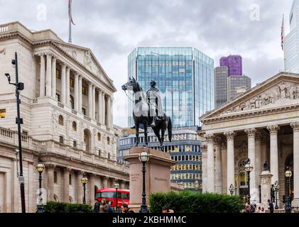 Exterior of the Bank of England in Threadneedle Street, City of London EC2 and statue of the Duke of Wellington in front of Stock Exchange Tower Stock Photo
