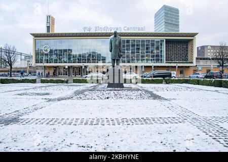 Snow covered park and statue of Philips outside of the Eindhoven Centraal, the central train railway station of the town. Daily life images of the city center after the snowfall in Eindhoven on February 26, 2020. The first snow for the winter of 2019-2020 with low temperatures for the area followed by light rain. (Photo by Nicolas Economou/NurPhoto) Stock Photo
