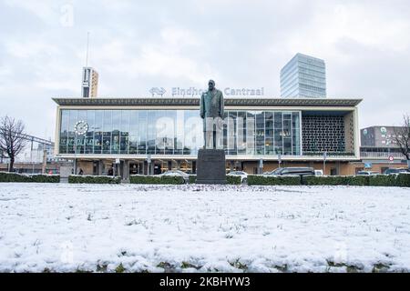Snow covered park and statue of Philips outside of the Eindhoven Centraal, the central train railway station of the town. Daily life images of the city center after the snowfall in Eindhoven on February 26, 2020. The first snow for the winter of 2019-2020 with low temperatures for the area followed by light rain. (Photo by Nicolas Economou/NurPhoto) Stock Photo