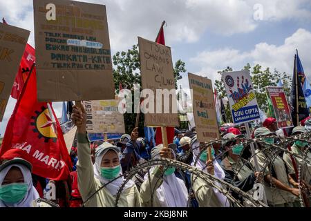 A number of workers who are members of the Trade Union rallied in the Batam city government area, Monday March 2, 2020. They reject the ratification of the Employment Copyright Omnibus Bill because workers claim not to be involved in the deliberation of the bill and its contents are considered to further reduce workers' welfare by eliminating the obligation to pay severance, abolishing the role of trade unions, the easy lay-off of workers and the imposition of wages based only on working hours (Photo by Teguh Prihatna/NurPhoto) Stock Photo