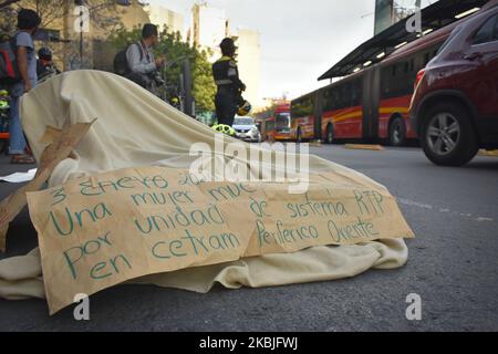 A bicycle covered by a blanket shows a sign remembering a dead cyclist during a protest of cyclists in Mexico City on March 05, 2020. Cyclists require the authorities to respect the traffic regulations as well as apply more drastic measures against drivers. The last week a cyclist died hit by a military vehicle. (Photo by Guillermo Gutiérrez/NurPhoto) Stock Photo