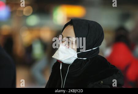 A tourist wearing a protective face mask at the Schiphol Airport on March 13, 2020 in Amsterdam,Netherlands. President Donald Trump announced a travel ban for European travelers coming into the U.S. for the next 30 days in an attempt to stem the proliferation of the COVID-19 pandemic.The Dutch government announced yesterday a new package of measures to combat the spread of coronavirus, major events have been canceled but not ordering schools to close. (Photo by Paulo Amorim/NurPhoto) Stock Photo