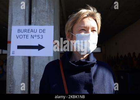 A woman with a face mask quits the polling station. As the Covid-19 coronavirus spreads across France, Europe and the whole world, French President Macron maintains mayoral elections on sunday even if he has announced the closing down of all schools, highchools, universities to try to contain the spread of the covid-19 on March 12th. PM Philippe announced the closing of all 'non essential' services since Sunday March 15 00h00. Only pharmacies, food store, tabacco stores can open.Toulouse. France. March 15th 2020. (Photo by Alain Pitton/NurPhoto) Stock Photo