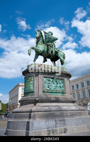 Bronze equestrian statue of Godfrey of Bouillon (by Eugène Simonis, 1948) in Place Royale, Brussels, Belgium Stock Photo