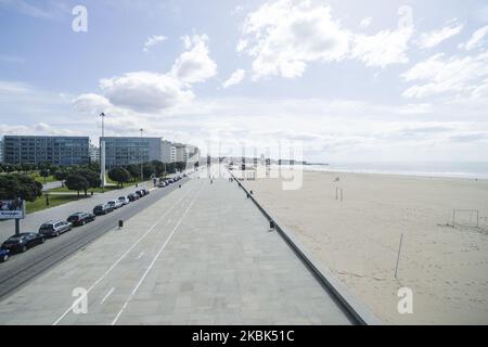 Deserted street in matosinhos beach, one of the most frequented beaches by the citizens of the district of Porto, Portugal, on March 17, 2020. In Portugal many schools, clubs, bars, museums, among others are closed due to the Covid-19 pandemic, and people were advised to stay at home until the 9th of April(Photo by Rita Franca/NurPhoto) Stock Photo