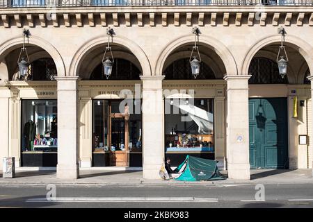 A homeless man living on the street in the context of national containment following the corona virus epidemic in Paris, France, on March 18, 2020. (Photo by Emeric Fohlen/NurPhoto) Stock Photo